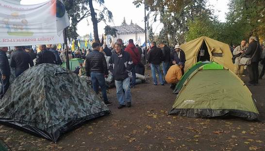 Активисты под Радой просят полицию выключить громкоговоритель