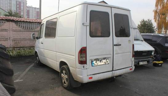 Под Киевом мужчины с битой забрали у водителя машину