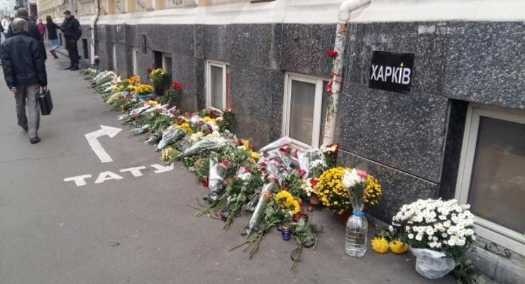 Харьковчане несут цветы на место трагедии