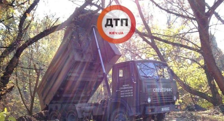 В киевский Сырецкий парк незаконно вывозят мусор