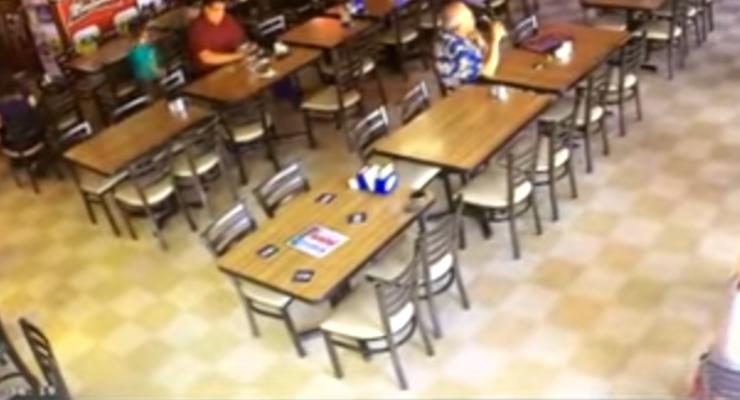 В американском ресторане камеры наблюдения засняли "призрака"