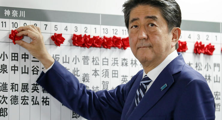 Коалиция премьера Абэ побеждает на парламентских выборах в Японии