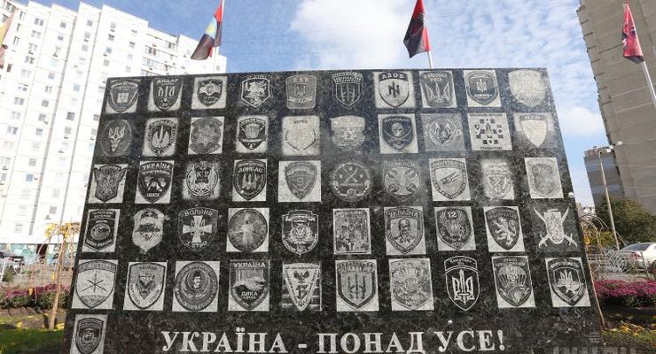В Киеве открыли памятник Героям-добровольцам АТО