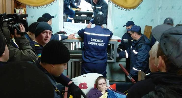 В Коростене 60 спасателей грузили в скорую 370-килограммовую женщину