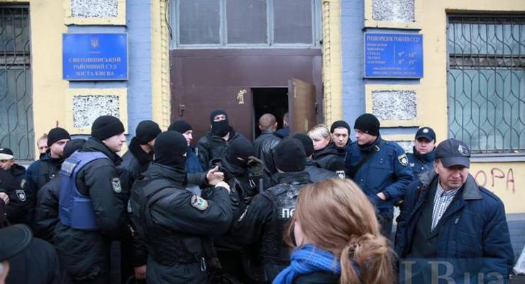 Полиция взяла штурмом баррикады в Святошинском суде: 30 задержанных
