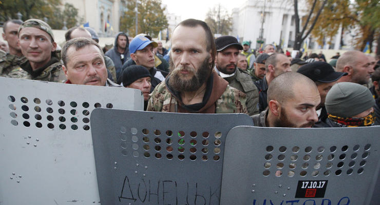 Организаторы протестов готовят силовой переворот - Луценко