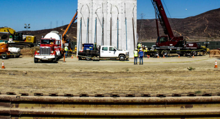 В США представили прототипы будущей стены на границе с Мексикой