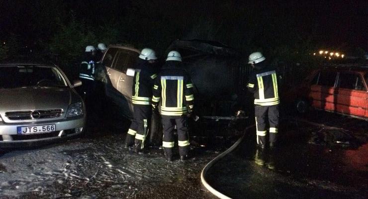 В Запорожье неизвестные с ножом напали на мужчину и сожгли его авто