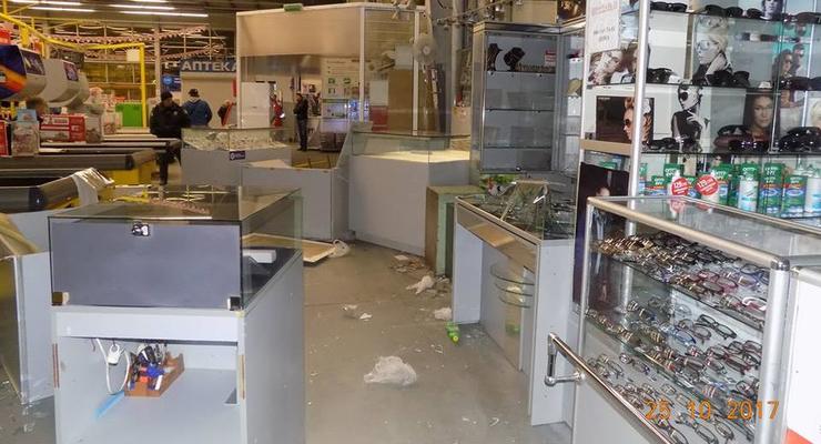 В Черноморске грабители украли два миллиона гривен, выломав дверь магазина на авто