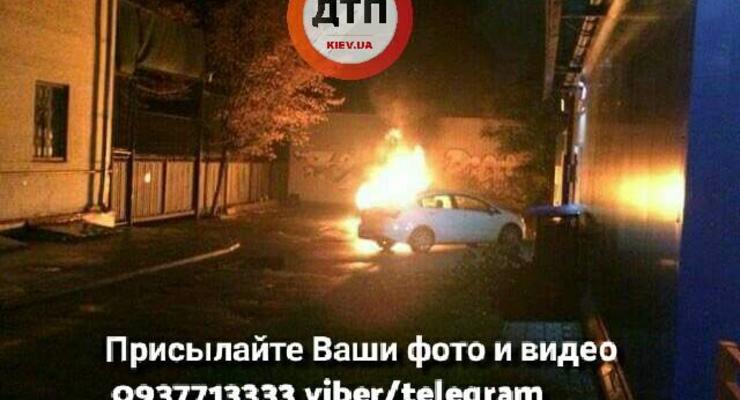 В Киеве горел автомобиль
