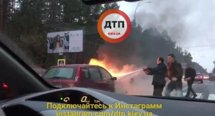 В Киеве на Столичном шоссе после ДТП горела машина