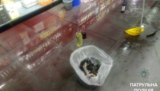 В Днепре мужчина разгромил в магазине витрины со спиртным