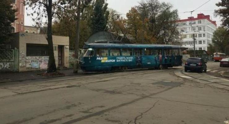 В Киеве сошел с рельсов трамвай, частично перекрыв дорогу