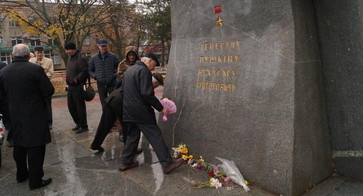В Днепре возле памятника за маты задержали коммуниста