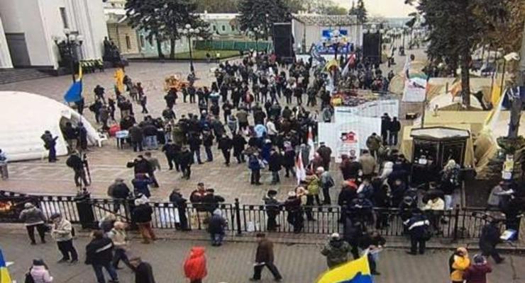 МВД: На вече возле Рады собрались 400 человек