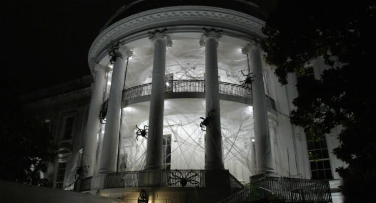 В Белом доме к Хэллоуину поселили гигантских пауков