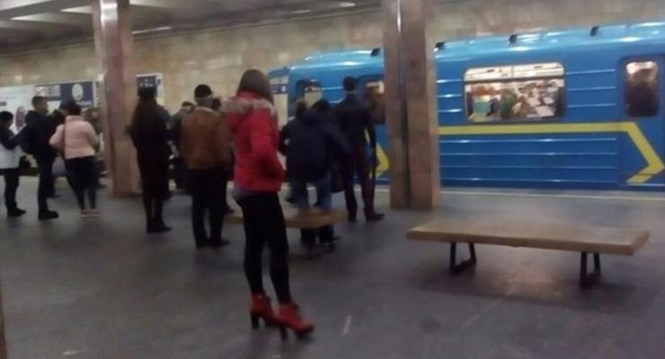 На станции метро Контрактовая площадь упал под поезд человек