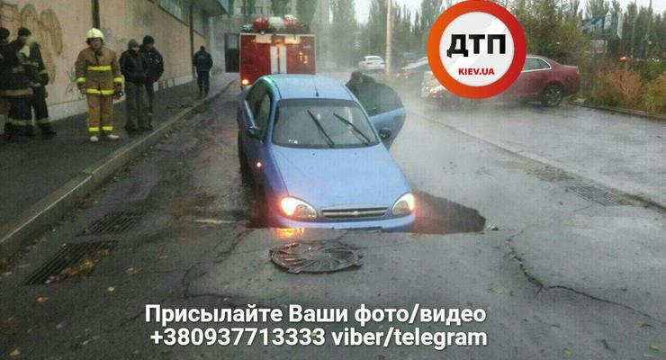 В Киеве авто ушло под асфальт