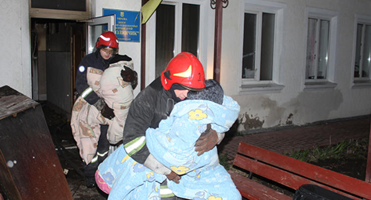 В Хмельницком пожарные спасли 38 детей из горящего детского центра