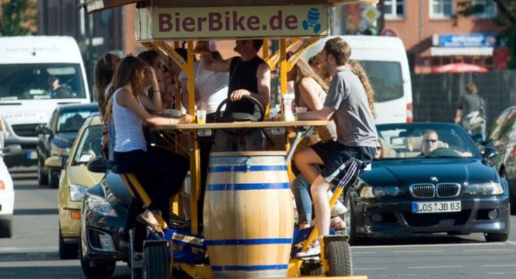 Пьяные туристы: в Амстердаме запретили "пивные велосипеды"