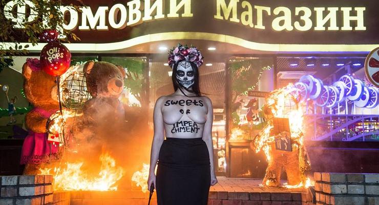 Активистка Femen сожгла игрушки возле магазина Roshen, требуя импичмент Порошенко