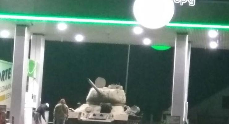 Под Киевом на автозаправке заметили танк