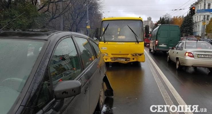 В Киеве столкновение маршрутки и легковушки спровоцировало пробку