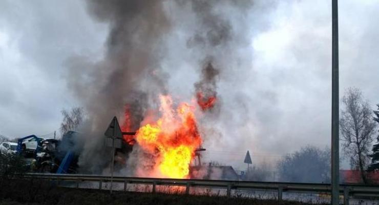 В Ровенской области загорелся грузовик, перевозивший авто