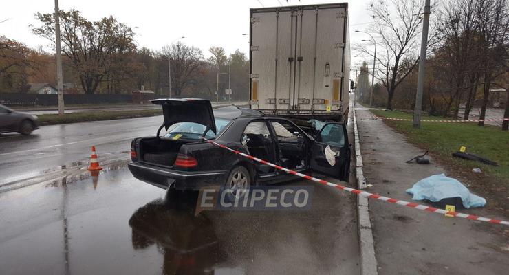 В Киеве Mercedes въехал в грузовик: погиб 22-летний водитель