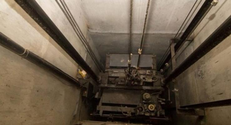 В Киеве оборвался лифт с женщиной и ребенком внутри