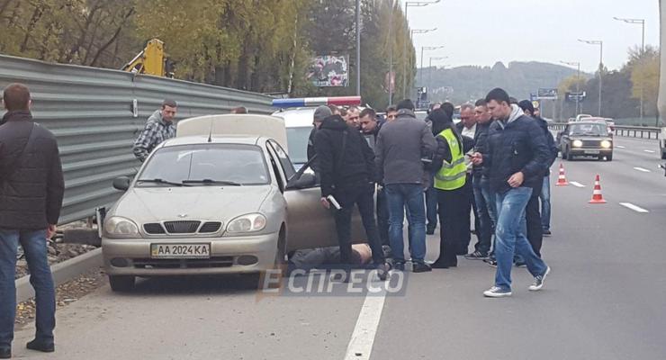 На Столичном шоссе в Киеве обнаружили авто с трупом мужчины