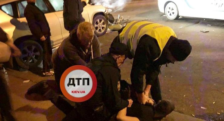 В Киеве пьяный водитель протаранил грузовик, убегая от полиции