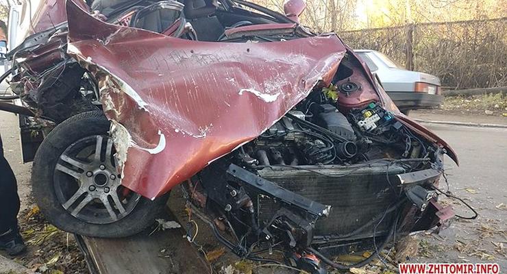 В Житомире авто въехало в дом, погибли два человека
