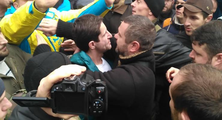 В Киеве под зданием суда напали на Шкиряка