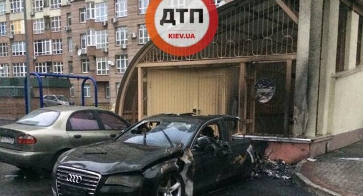 В Киеве взорвался и сгорел автомобиль экс-министра инфраструктуры - СМИ