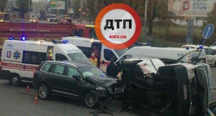 В Киеве маршрутка столкнулась с внедорожником: пять пострадавших