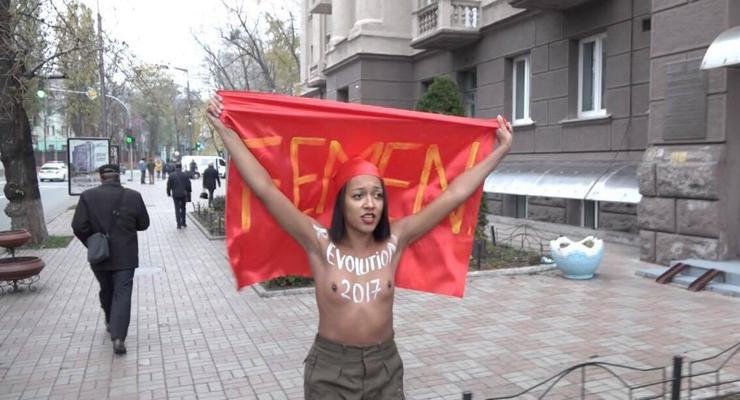 Активистка Femen взобралась на памятник-пушку и призвала "раздавить шоколадную гидру"
