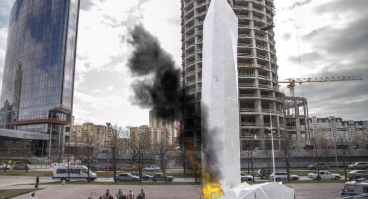 В России облили бензином и подожгли памятник Ельцину