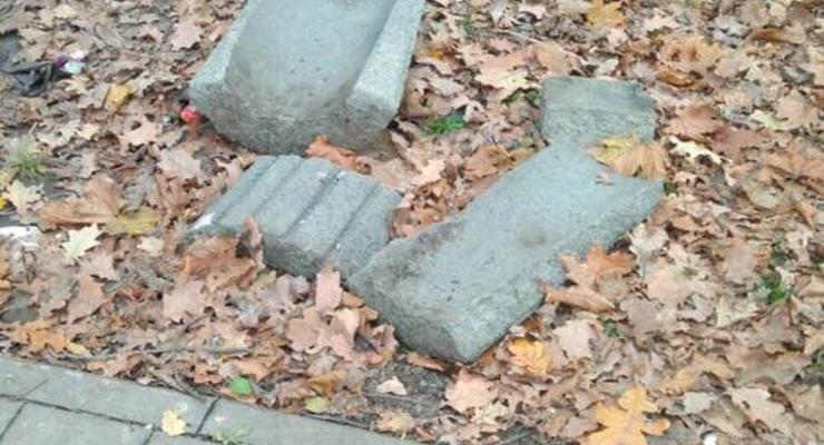 В столичном парке вандалы разбили мусорные урны