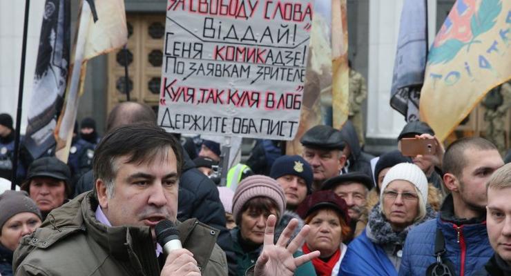 Саакашвили показал справку о законности пребывания в Украине