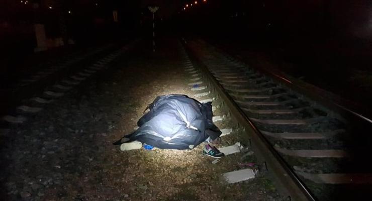 В Киеве девушка перебегала пути и попала под поезд