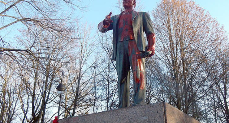 В Петербурге памятник Ленину облили краской