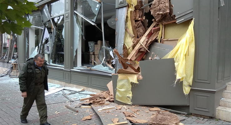 В центре Киева неизвестные разгромили мебельный магазин