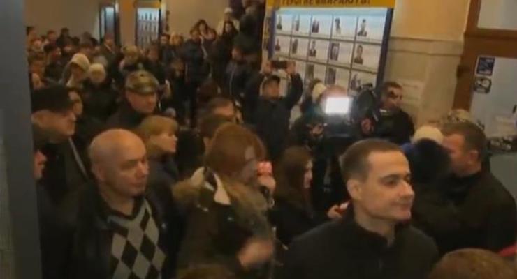 В Киеве протестующие ворвались в мэрию и напали на охрану