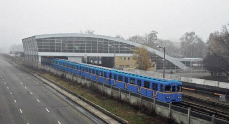 На станции метро Дарница пассажир упал на рельсы
