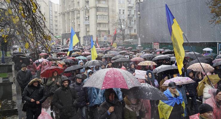 В Киеве около 500 человек вышли на Марш возмущенных