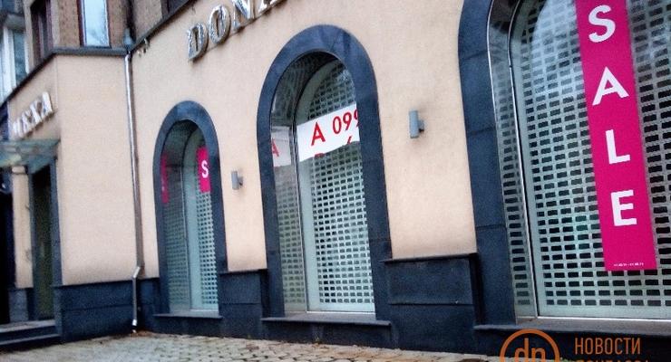 Пустые витрины и финальные распродажи: как изменились популярные бутики в Донецке