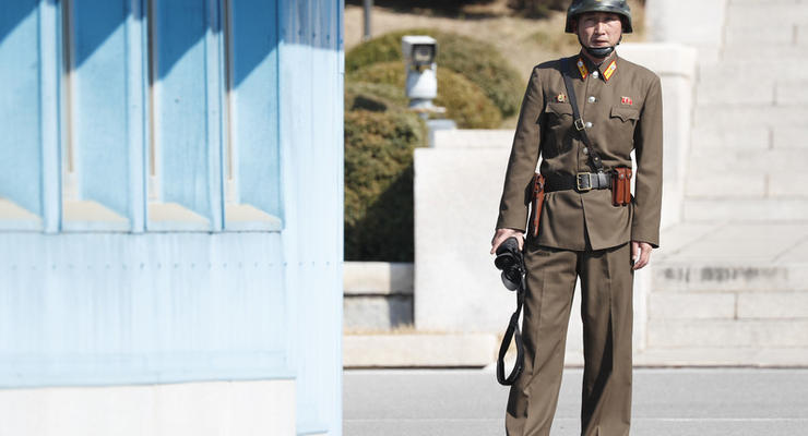 Северокорейского солдата ранили во время побега в Южную Корею