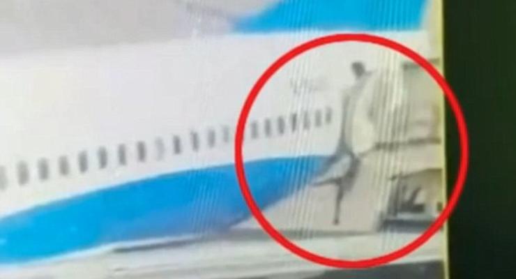 Китайская стюардесса выпала из самолета и сломала позвоночник
