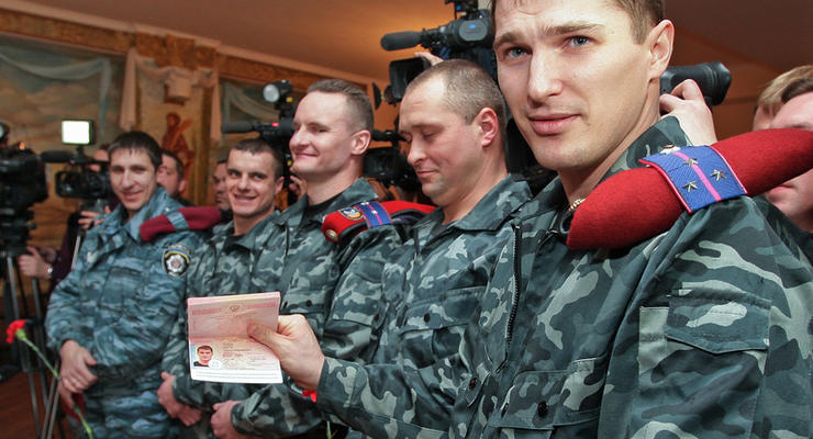 Жителей Крыма массово лишают российских паспортов - СМИ